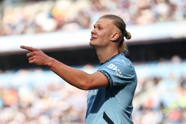 Manchester City 'den Erling Haaland, 5 Ekim 2024 tarihinde Etihad Stadyumu' nda Manchester City ile Fulham arasındaki Premier League maçında takım talimatlarını verir.