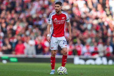 Arsenal 'den Jorginho, 5 Ekim 2024 tarihinde Birleşik Krallık' taki Emirates Stadyumu 'nda oynanan Premier Lig karşılaşmasında Arsenal ve Southampton maçını izliyor.