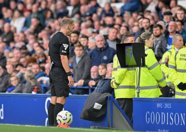 Hakem Craig Pawson, 5 Ekim 2024 'te Goodison Park, Liverpool' da oynanan Everton - Newcastle United Premier League maçında Everton faulünü kontrol ediyor.