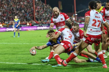 Warrington Wolves takımından Matty Ashton, 4 Ekim 2024 'te İngiltere' de oynanan Sewell Group Craven Park, Kingston upon Hull 'daki Hull KR vs Warrington Wolves' a karşı oynanan Betfred Süper Lig Yarı Finalleri maçında şansını deniyor.