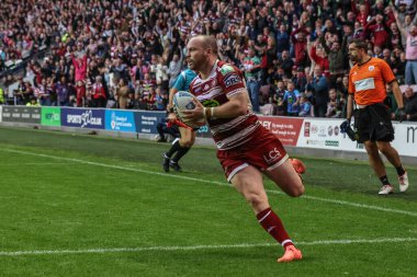 Wigan Warriors 'dan Liam Marshall, 5 Ekim 2024' te İngiltere 'nin Wigan Stadyumu' nda oynanan Wigan Warriors vs Leigh Leopards Süper Lig Yarı Finalleri maçında bir deneme için sahaya çıkıyor.