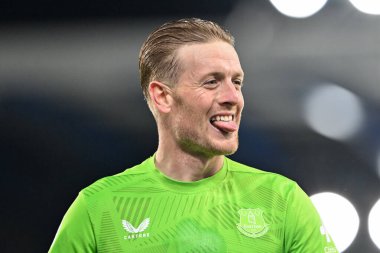 Everton 'dan Jordan Pickford, 5 Ekim 2024' te Goodison Park, Liverpool 'da oynanan Premier League maçı sırasında Newcastle United taraftarlarına tepki gösterdi.