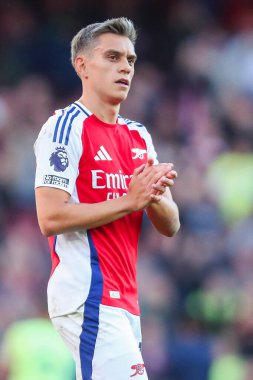 Arsenal 'den Leandro Trossard, 5 Ekim 2024' te Emirates Stadyumu 'nda oynanan Premier League maçı sonrasında takımların kazandığı galibiyet sonrasında taraftarlarını kabul ediyor.