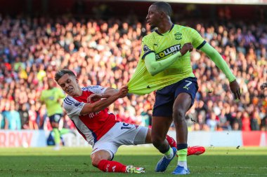Arsenal 'den Leandro Trossard, Premier League maçı sırasında Southampton' dan Joe Aribo ile 5 Ekim 2024 'te Emirates Stadyumu' nda Southampton 'a karşı top mücadelesi veriyor.