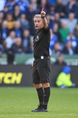 Hakem Darren Bond Premier Lig karşılaşmasında Leicester City, Bournemouth 'a karşı King Power Stadyumu, Leicester, İngiltere, 5 Ekim 2024
