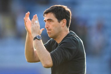 Bournemouth Andoni Iraola teknik direktörü, Premier Lig maçının sonunda Leicester City, Bournemouth 'a karşı King Power Stadyumu, Leicester, İngiltere' de 5 Ekim 2024 'te oynanan karşılaşmada taraftarları alkışlıyor.