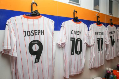 Blackpool deplasman tişörtü 5 Ekim 2024 'te Mansfield Town - Blackpool maçında soyunma odasında asılıydı.