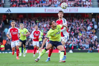 Arsenal 'den Leandro Trossard, Premier League maçı sırasında Southampton' dan Taylor Harwood-Bellis ile 5 Ekim 2024 'te Emirates Stadyumu' nda oynanan Arsenal-Southampton maçında top için mücadele etti.