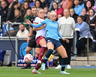 West Ham United Women 'dan Shelina Zadorsky ve Manchester City Women' den Chloe Kelly Manchester City Women 'in Manchester City United Women maçında top için mücadele ediyorlar.,