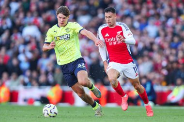 Arsenal 'den Gabriel Martinelli, 5 Ekim 2024' te Emirates Stadyumu 'nda oynanan Premier League maçı sırasında Southampton' dan Tyler Dibling tarafından baskı altına alındı.