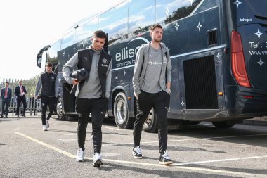 Blackpool 'dan Albie Morgan ve Blackpool' dan Jake Beesley, 5 Ekim 2024 'te Mansfield Town - Blackpool maçı öncesinde geldiler.
