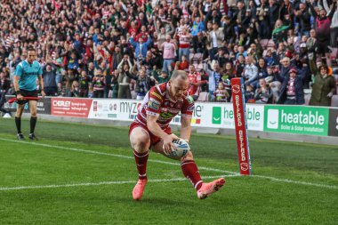 Wigan Warriors 'dan Liam Marshall, 5 Ekim 2024' te İngiltere 'nin Wigan Stadyumu' nda oynanan Wigan Warriors vs Leigh Leopards Süper Lig Yarı Finalleri maçında bir deneme için sahaya çıkıyor.
