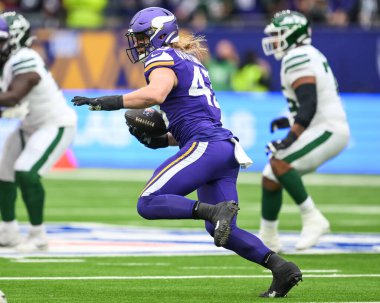 Minnesota Vikings takımından Andrew Van Ginkel topu yakaladı ve 6 Ekim 2024 'te Tottenham Hotspur Stadyumu' nda New York Jets vs Minnesota Vikings maçında gol atmak için koşuyor.