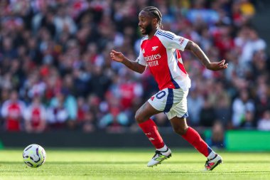 Arsenal 'den Raheem Sterling, 5 Ekim 2024' te Emirates Stadyumu 'nda oynanan Premier League maçında topla koşuyor.