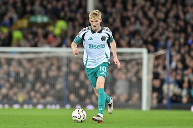 Newcastle United takımından Anthony Gordon, 5 Ekim 2024 'te Goodison Park, Liverpool, İngiltere' de oynanan Everton - Newcastle United Premier League maçında topu ileri atıyor.