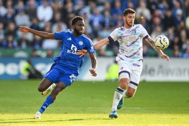 Leicester City 'den Odsonne douard ve Bournemouth' dan Marcos Senesi, 5 Ekim 2024 'te King Power Stadyumu' nda Leicester City ve Bournemouth arasındaki Premier League maçında top için savaştılar.