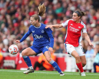 Everton 'dan Sara Holmgaard, Arsenal' li Mariona Caldentey ile 6 Ekim 2024 'te Emirates Stadyumu' nda oynanan FA Kadınlar Süper Ligi karşılaşmasında top için mücadele ediyor.