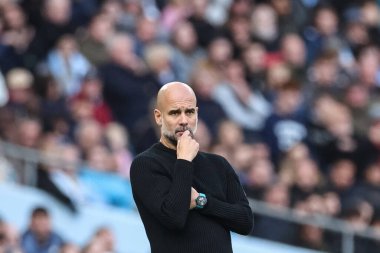 Manchester City 'nin Pep Guardiola teknik direktörü Premier Lig maçında Manchester City, Manchester Stadyumu' nda Fulham 'a karşı 5 Ekim 2024' te seyrediyor.