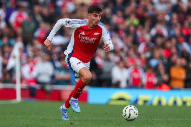 Arsenal 'den Kai Havertz, 5 Ekim 2024' te Emirates Stadyumu 'nda oynanan Premier League maçında topla koşuyor.