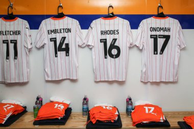 Blackpool deplasman tişörtü 5 Ekim 2024 'te Mansfield Town - Blackpool maçında soyunma odasında asılıydı.