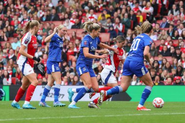 Arsenal 'den Kyra Cooney-Cross, 6 Ekim 2024' te Birleşik Krallık 'taki Emirates Stadyumu' nda oynanan FA Kadınlar Süper Ligi karşılaşmasında Everton oyuncuları tarafından baskı altına alındı.