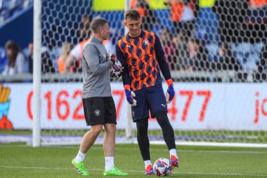 Blackpool 'dan Harry Tyrer 5 Ekim 2024' te Mansfield Town, Mansfield Stadyumu 'nda oynanan Sky Bet Ligi 1 maçı öncesinde ısınma turunda...