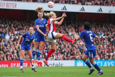 Arsenal 'den Stina Blackstenius, 6 Ekim 2024' te İngiltere 'nin Emirates Stadyumu' nda oynanan FA Bayanlar Süper Ligi karşılaşmasında topa liderlik ediyor.