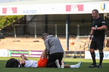 Blackpool takımından Kyle Joseph, 5 Ekim 2024 'te Mansfield Town - Blackpool maçında tedavi görüyor.