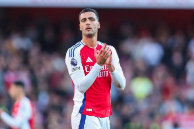 Arsenal 'den Mikel Merino, 5 Ekim 2024' te Emirates Stadyumu 'nda oynanan Premier League maçı sonrasında takımların kazandığı galibiyet sonrasında taraftarlarını kabul ediyor.
