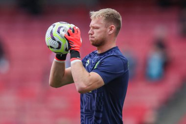 Southampton 'dan Aaron Ramsdale, 5 Ekim 2024' te Emirates Stadyumu 'nda oynanan Premier League maçı öncesinde ısınıyor.
