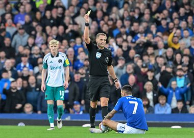 Hakem Craig Pawson Everton 'dan Dwight McNeil Premier League maçında Goodison Park, Liverpool' da Everton-Newcastle United maçında sarı kart çekti.