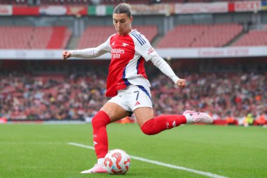 Arsenal 'den Steph Catley, 6 Ekim 2024' te İngiltere 'nin Emirates Stadyumu' nda oynanan FA Kadınlar Süper Ligi karşılaşmasında topu çaprazlıyor.