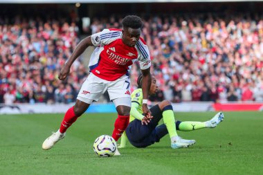 Arsenal 'den Bukayo Saka, 5 Ekim 2024' te Emirates Stadyumu 'nda oynanan Premier League maçında topu aldı.