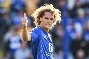 Leicester City 'nin Wout Faes' i Premier League maçında Leicester City, Bournemouth 'a karşı King Power Stadyumu, Leicester, İngiltere' de 5 Ekim 2024 'te oynanan maçta takım arkadaşına baş parmak hareketi yaptı.