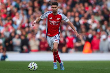 Arsenal 'den Jorginho, 5 Ekim 2024' te Emirates Stadyumu 'nda oynanan Premier League maçında topla koşuyor.