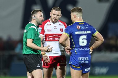 Hakem Liam Moore, Betfred Süper Lig Yarı Finalleri 'nde James Batchelor ve George Williams' a seslendi. Hull KR, Warrington Wolves 'a karşı Sewell Group Craven Park, Kingston upon Hull, Birleşik Krallık, 4 Ekim 2024