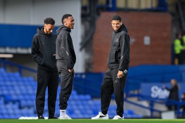 Newcastle United takımından William Osula, 5 Ekim 2024 'te Goodison Park, Liverpool' da oynanan Everton - Newcastle United Premier League maçı öncesinde sahaya bakıyor.