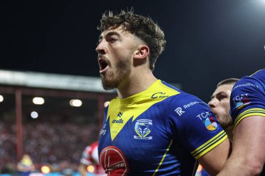 Warrington Wolves takımından Matty Ashton, 4 Ekim 2024 tarihinde İngiltere 'nin Hull kenti Kingston' da oynanan Sewell Group Craven Park 'taki Hull KR vs Warrington Wolves maçında denemelerini kutluyor.