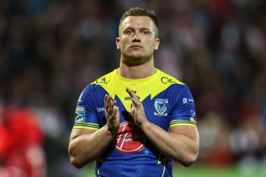 Warrington Wolves takımından Josh Drinkwater, Betfred Süper Lig Yarı Finalleri 'nde Hull KR, Warrington Wolves' a karşı Sewell Group Craven Park, Kingston upon Hull, Birleşik Krallık, 4 Ekim 2024 'te oynanan karşılaşmada gezgin taraftarları alkışlıyor.
