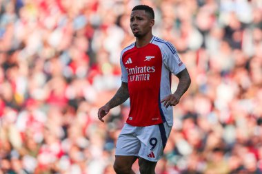 Arsenal 'den Gabriel Jesus, 5 Ekim 2024' te Birleşik Krallık 'taki Emirates Stadyumu' nda oynanan Premier League maçında Arsenal ve Southampton maçını izliyor.