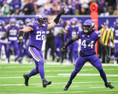 Minnesota Vikings takımından Harrison Smith, New York Jets vs Minnesota Vikings maçında 6 Ekim 2024 'te Tottenham Hotspur Stadyumu' nda Aaron Rodgers 'ın çuvallamasını kutluyor.