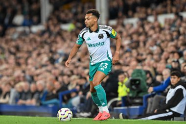 Newcastle United takımından Jacob Murphy, 5 Ekim 2024 'te Goodison Park, Liverpool, İngiltere' de oynanan Everton-Newcastle maçında maç yapıyor.