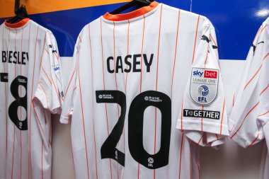 Blackpool deplasman tişörtü 5 Ekim 2024 'te Mansfield Town - Blackpool maçında soyunma odasında asılıydı.