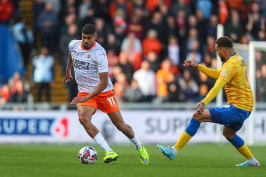 Blackpool 'dan Ashley Fletcher, 5 Ekim 2024' te Mansfield Town 'a karşı Blackpool' da oynanan Sky Bet 1 karşılaşmasında topla ilerliyor.