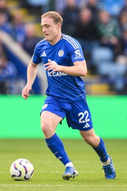 Leicester City 'den Oliver Skipp, 5 Ekim 2024' te King Power Stadyumu 'nda Leicester City ile Bournemouth arasında oynanan Premier League maçında topu kırıyor.