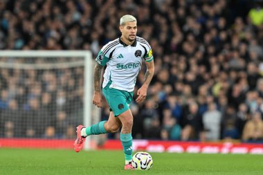 Newcastle United takımından Bruno Guimares, 5 Ekim 2024 'te Goodison Park, Liverpool' da oynanan Everton-Newcastle United Premier League maçı sırasında sahada.