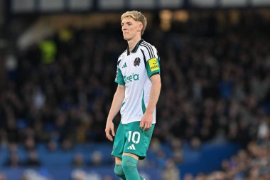 Newcastle United takımından Anthony Gordon 5 Ekim 2024 'te Goodison Park, Liverpool' da oynanan Everton - Newcastle United Premier League maçı sırasında
