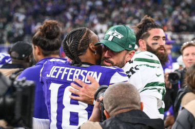 Minnesota Vikings 'ten Justin Jefferson ve New York Jets' ten Aaron Rodgers, 5 hafta sonunda Tottenham Hotspur Stadyumu 'nda New York Jets vs Minnesota Vikings maçında kucaklaşıyorlar.