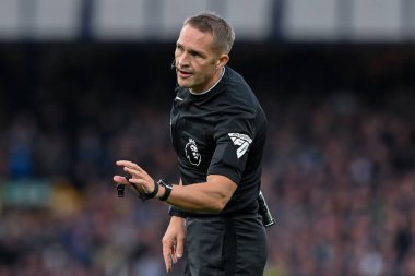 Hakem Craig Pawson Premier Lig maçı sırasında Everton, Newcastle United 'a karşı Goodison Park, Liverpool, İngiltere, 5 Ekim 2024