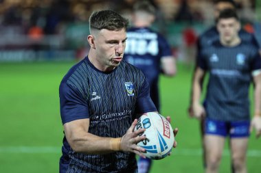 Warrington Wolves 'tan George Williams Betfred Süper Lig Yarı Finalleri' nde ısınma turunda Hull KR, Warrington Wolves 'a karşı Sewell Group Craven Park, Kingston upon Hull, Birleşik Krallık, 4 Ekim 2024